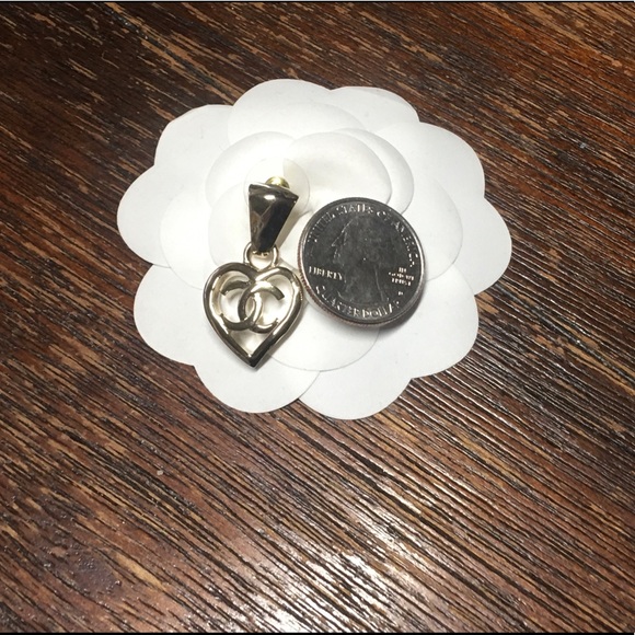 NIB 22P Chanel Heart Earrings - Picture 8 of 9